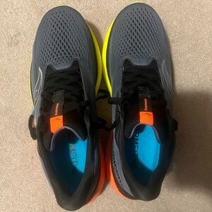 Saucony Ride 18 running shoe 10 grey